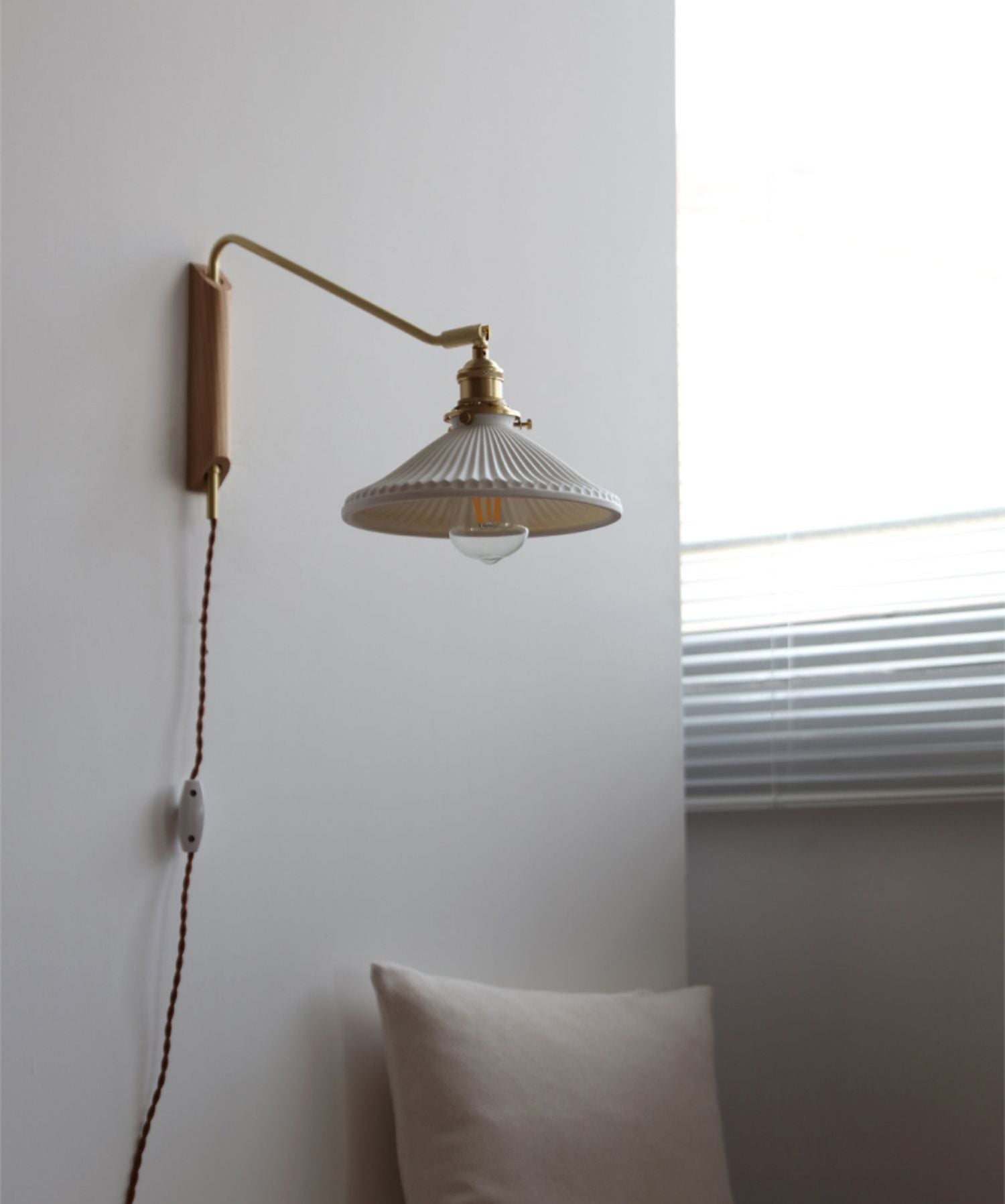Keramische zwenkarm houten wandlamp - 210SWL