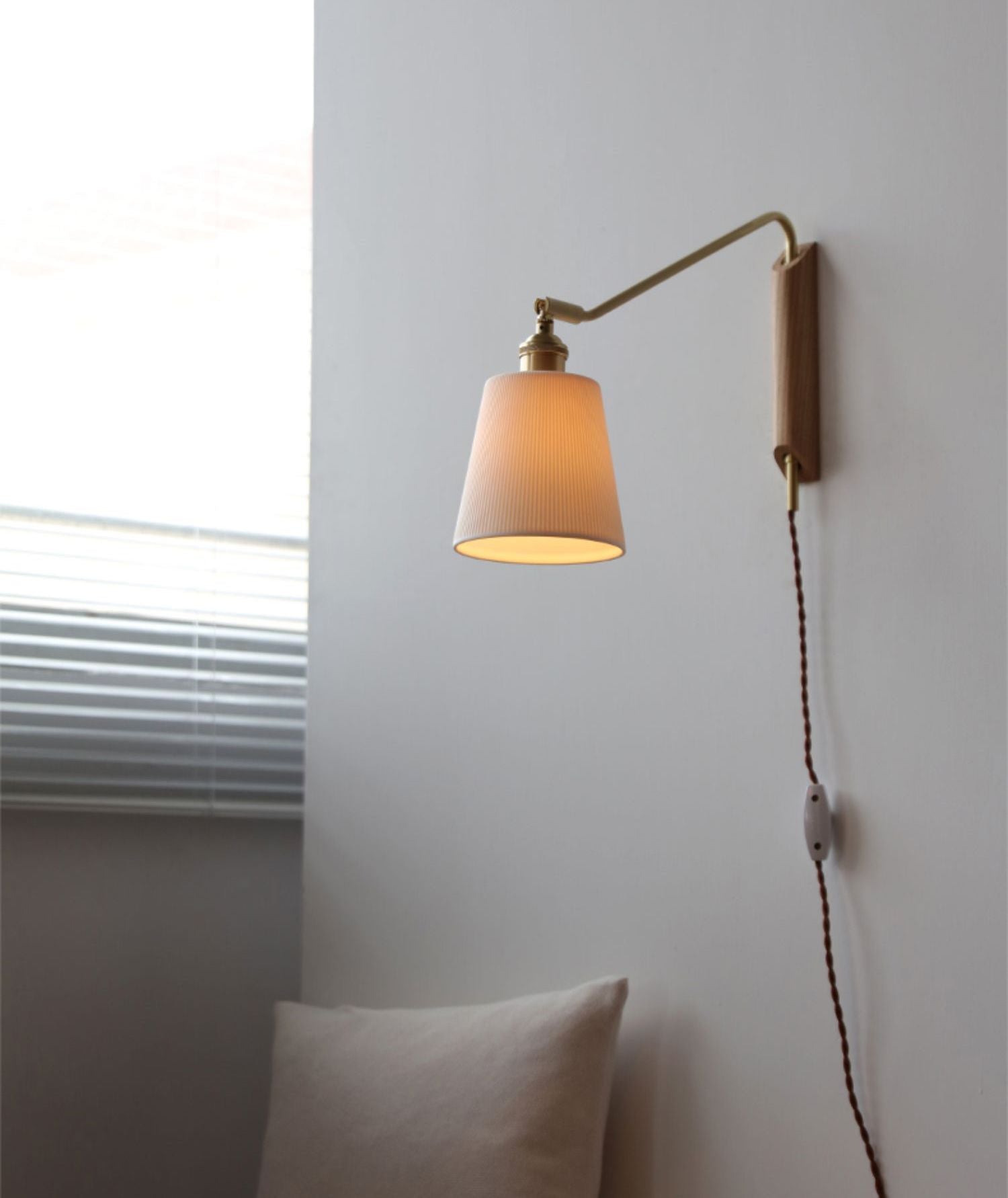 Keramische zwenkarm houten wandlamp - 210SWL